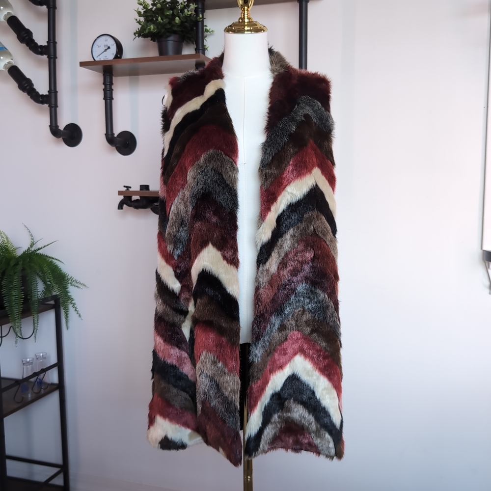 Textured Joseph A. Faux Fur Chevron Vest in Burgundy/Cream/Black